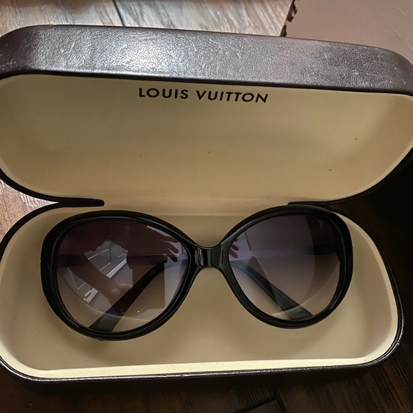 Louis Vuitton Sunglasses - Picture 5 of 15